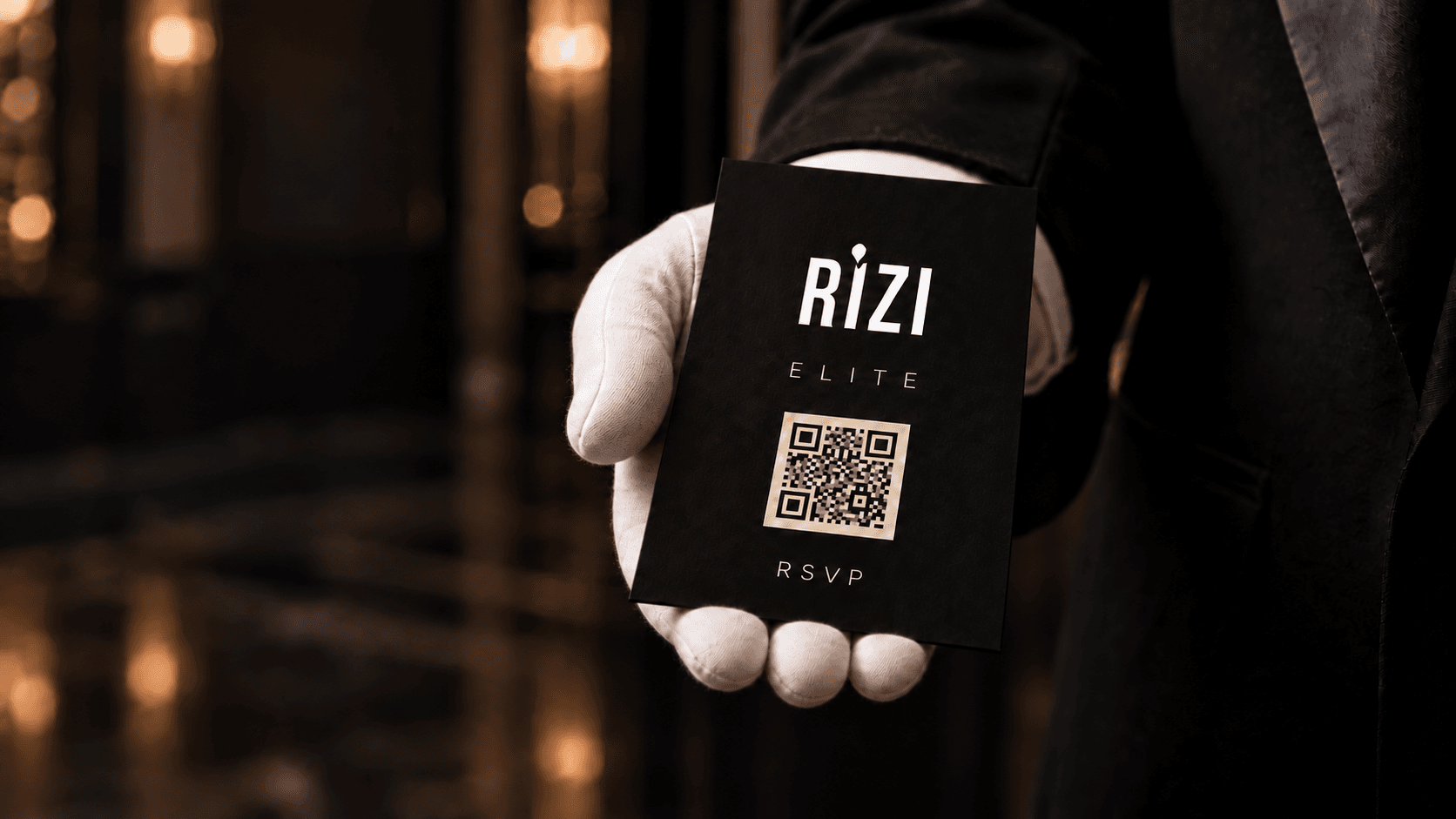 مضيف يرتدي قفازاً أبيض ويحمل بطاقة ريزي لتأكيد الحضور بلون عاجي.